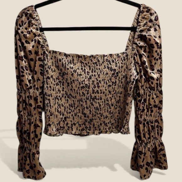 Storia Denim - STORIA Smocked Leopard Print Puff-Sleeve Top – Chic + Flirty - SOFT - Medium